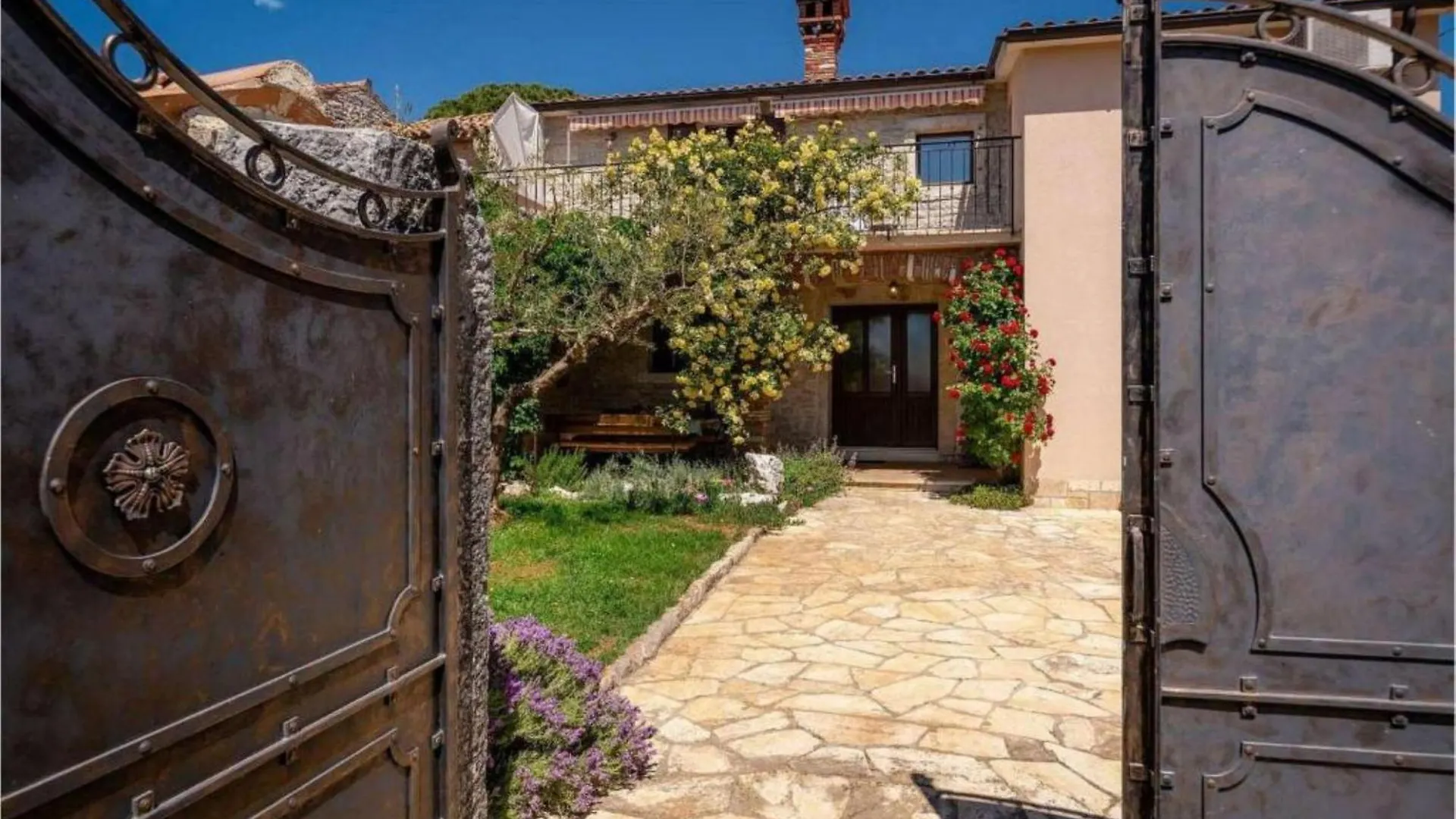 Holiday home Casa Paola Mit Panoramameerblick Und Garten Kastelir Croatia