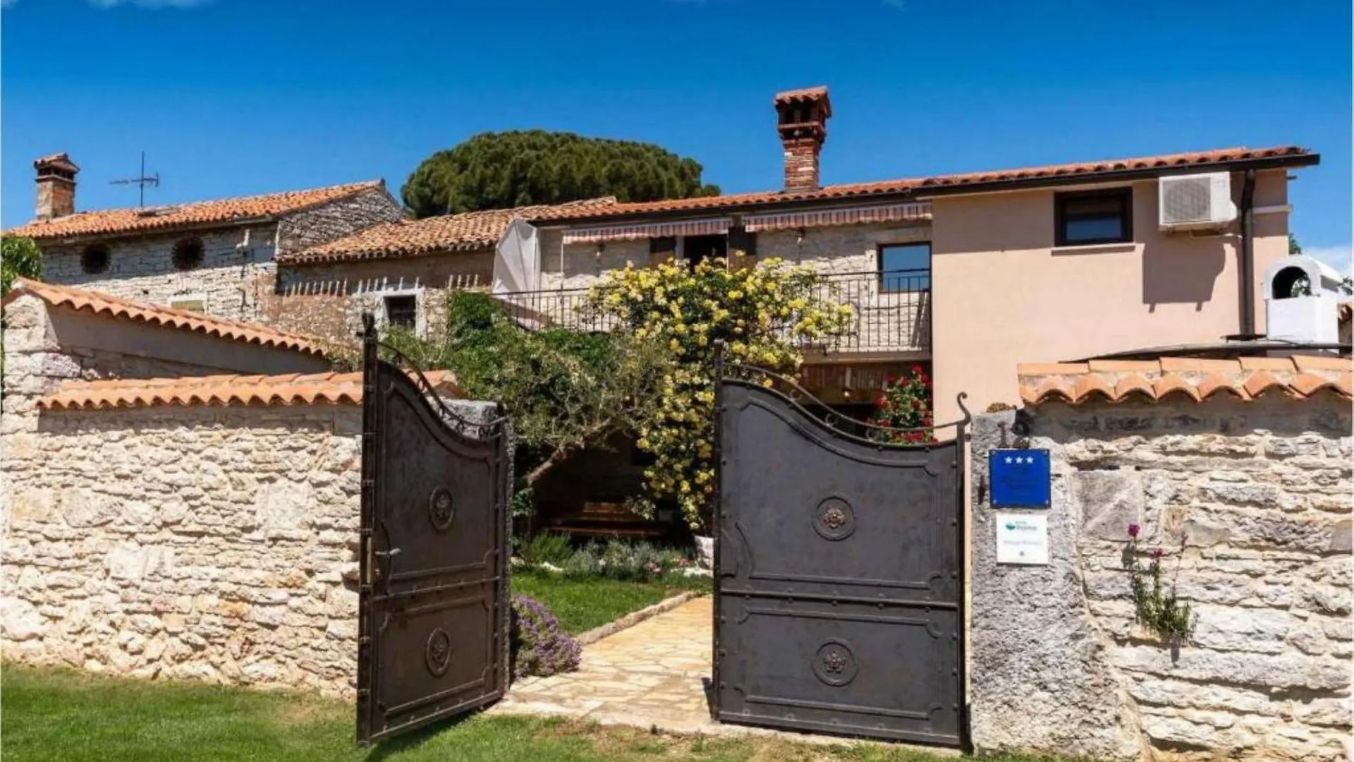 Casa Paola Mit Panoramameerblick Und Garten Kastelir 0*,